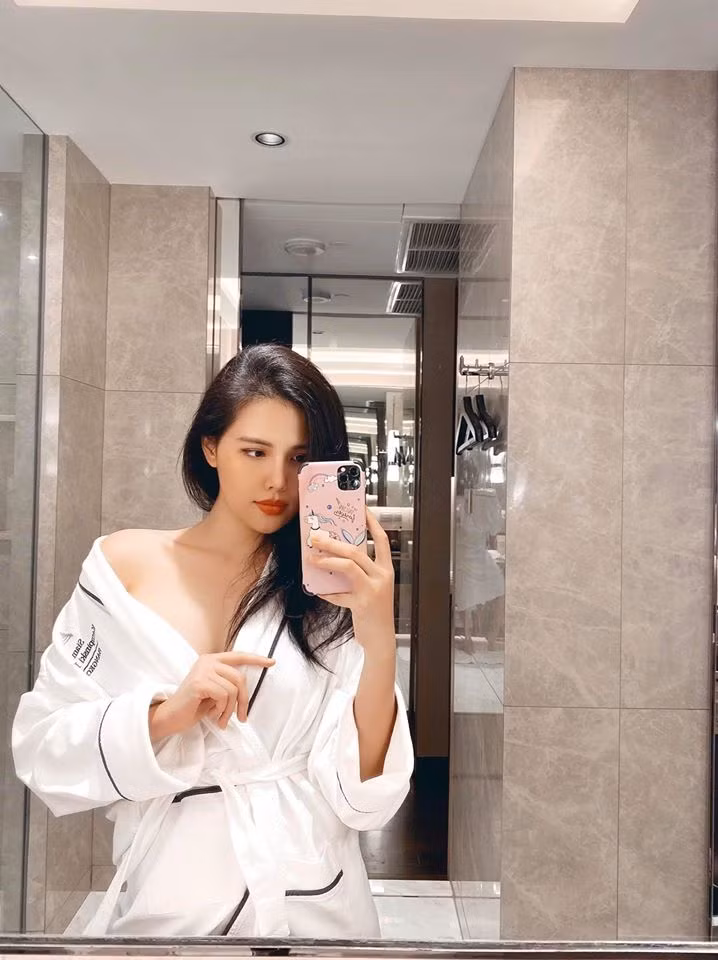 Chia sẻ với Zing, nữ diễn viên "Ghét thì yêu thôi" xác nhận chuyện được bạn trai cầu hôn và cô đã đồng ý. Tuy nhiên những thông tin về bạn trai, Phanh Lee muốn giữ bí mật.