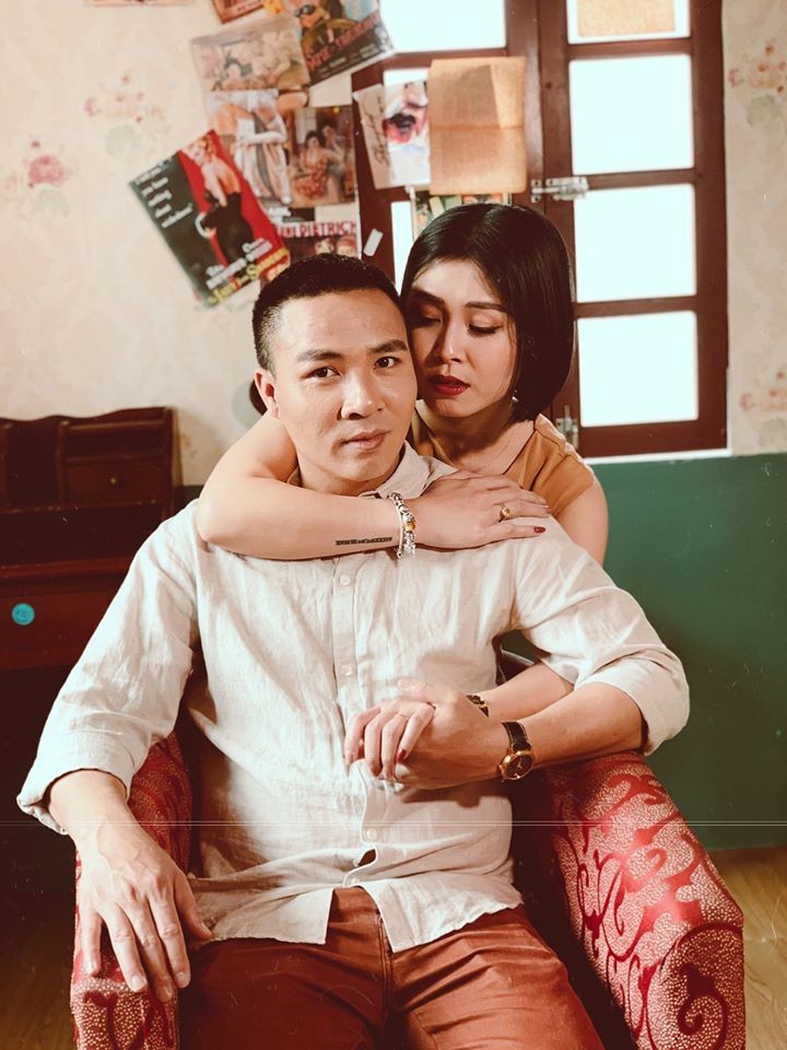 Mới đây, MC Hoàng Linh viết dằn mặt người yêu cũ của chồng trên trang cá nhân: “Gửi người yêu cũ của chồng. Chị lại nhắn tin cho chồng mình. Lần trước mình đã bỏ qua rồi. Quan điểm của mình nhé, hợp thì ở, không hợp thì thôi, đừng sống cảnh “đồng sàng dị mộng” rồi nhòm ngó sang nhà người khác. Đặc biệt, đừng dại mà tơ vương đàn ông đã có vợ! Vừa thiệt thòi, vừa nhục nhã kinh khủng".