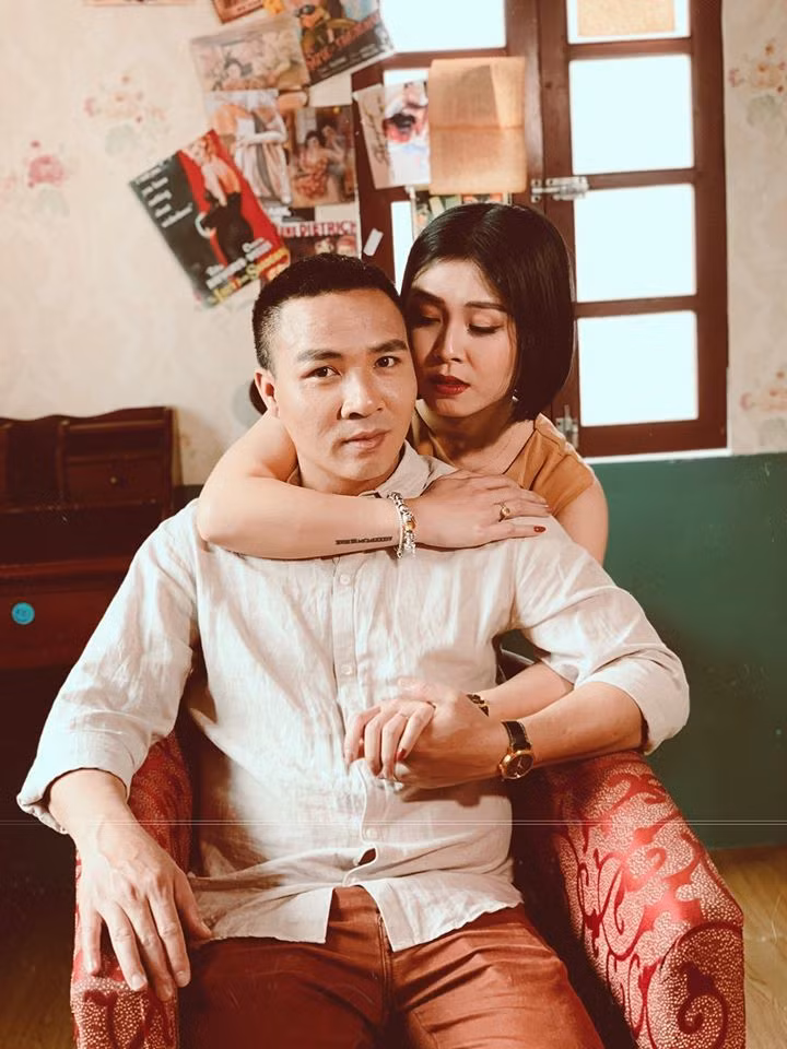 Mới đây, MC Hoàng Linh viết dằn mặt người yêu cũ của chồng trên trang cá nhân: “Gửi người yêu cũ của chồng. Chị lại nhắn tin cho chồng mình. Lần trước mình đã bỏ qua rồi. Quan điểm của mình nhé, hợp thì ở, không hợp thì thôi, đừng sống cảnh “đồng sàng dị mộng” rồi nhòm ngó sang nhà người khác. Đặc biệt, đừng dại mà tơ vương đàn ông đã có vợ! Vừa thiệt thòi, vừa nhục nhã kinh khủng".