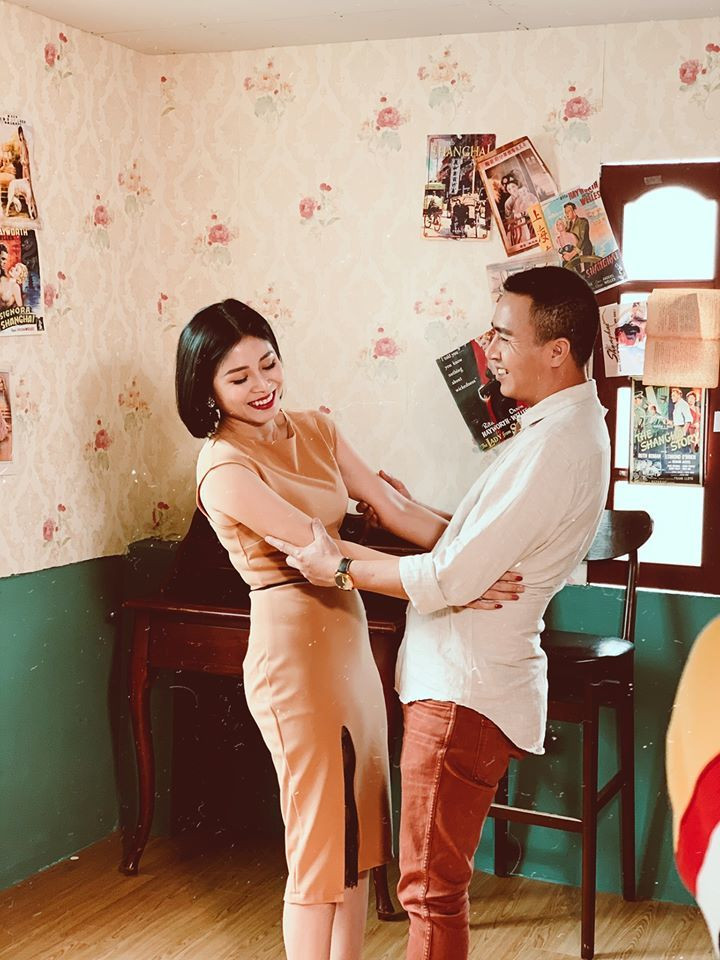 Nữ MC sinh năm 1985 cũng cho rằng, mọi người hay chỉ trích đàn ông thói trăng hoa nhưng cô tin, nếu tất cả đàn bà trên đời này đều chính chuyên thì số đàn ông trăng hoa sẽ giảm đi ít nhất là phân nửa. Cô cũng hy vọng người yêu cũ của chồng có thể ngộ ra chân lý này.