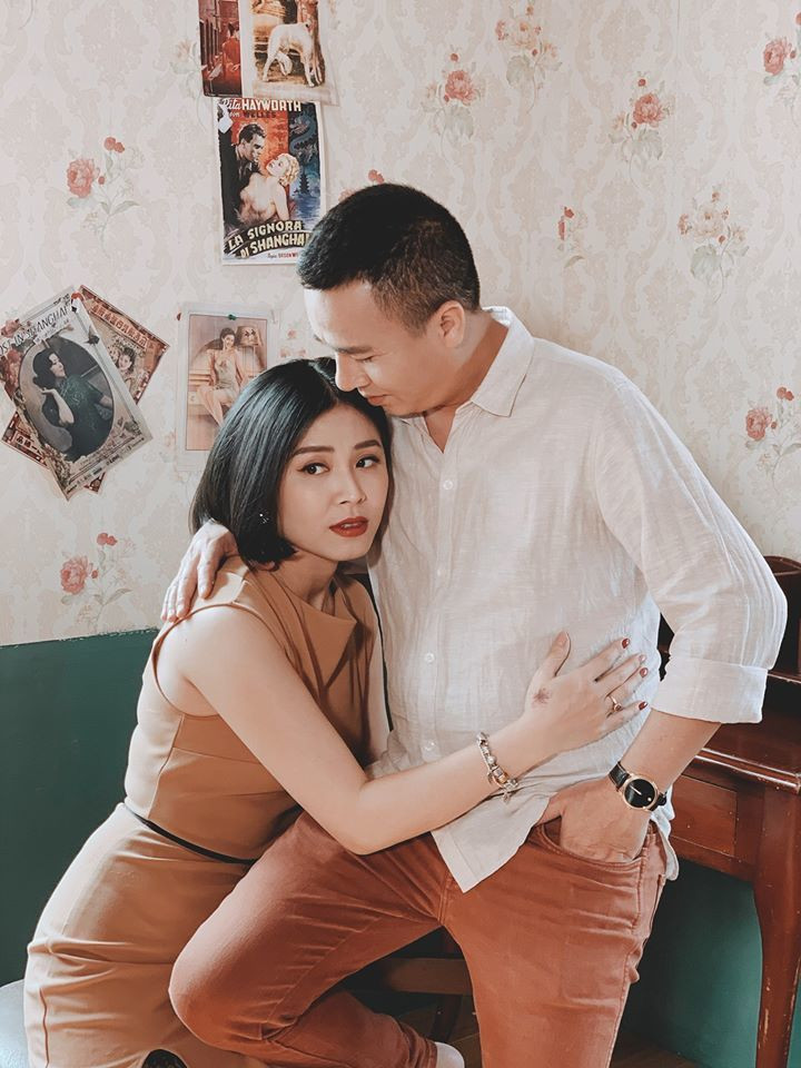 Khán giả nhận xét, có lẽ việc từng trải qua một lần đổ vỡ trong hôn nhân nên cặp đôi luôn trân trọng những phút giây của hiện tại. Sau đó, cặp đôi quyết định dọn về sống chung trong căn hộ nhỏ của nữ BTV cùng 2 cậu con trai đáng yêu của Hoàng Linh.