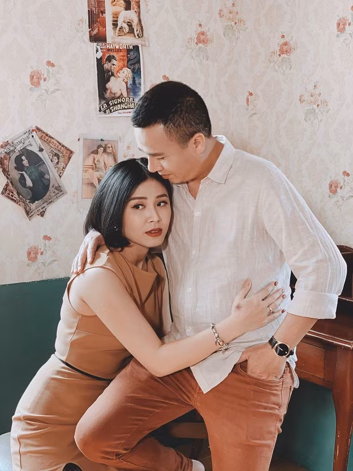 Khán giả nhận xét, có lẽ việc từng trải qua một lần đổ vỡ trong hôn nhân nên cặp đôi luôn trân trọng những phút giây của hiện tại. Sau đó, cặp đôi quyết định dọn về sống chung trong căn hộ nhỏ của nữ BTV cùng 2 cậu con trai đáng yêu của Hoàng Linh.