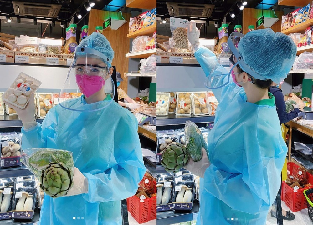 Angela Phương Trinh mặc đồ bảo hộ kín mít khi mua sắm tại siêu thị. Cô viết: “Có lẽ 14 ngày này Trinh phải tự lo mọi thứ, nấu ăn tại nhà cùng gia đình để đảm bảo sức khoẻ và thật sự chờ hết dịch cùng cả nước đón Lễ 30/4 năm nay!”.