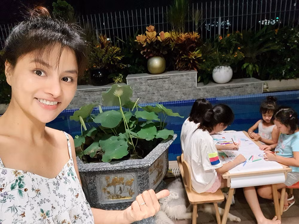 Vũ Thu Phương đăng tải hình ảnh chơi cùng các con trong những ngày nghỉ dịch,