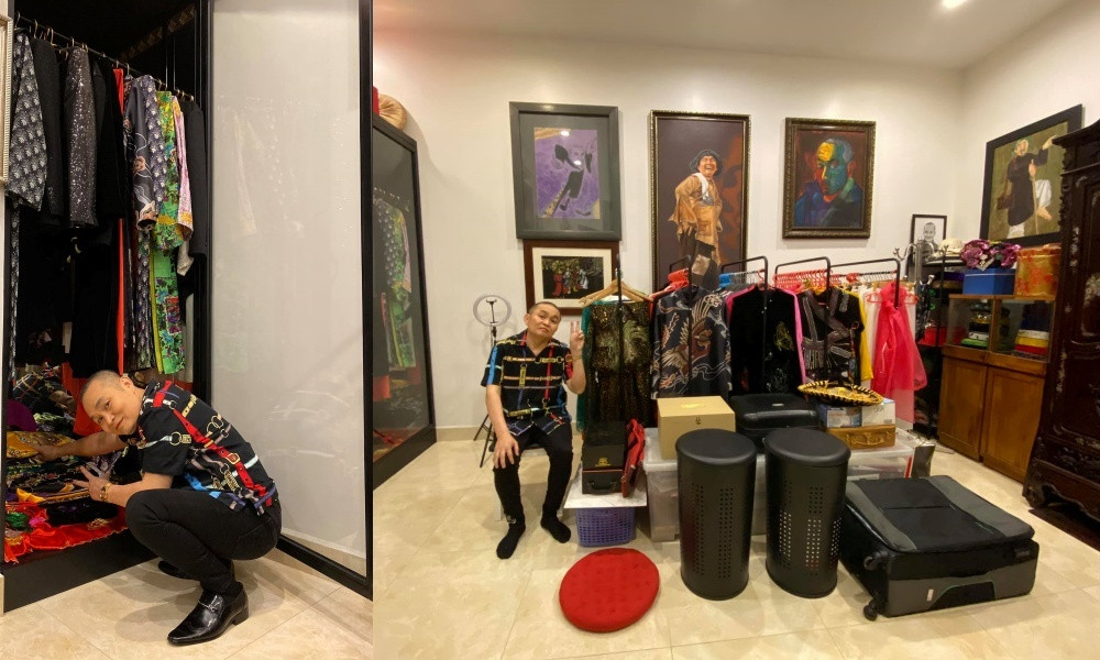 Sao Việt Xuân Hinh khoe phòng để đồ diễn của mình với phần lớn là những bộ áo dài đủ màu sắc và kiểu dáng. Nam nghệ sĩ hài hước viết: “Hơn tháng rồi không đi diễn, ở nhà nhìn vợ già ngán quá. Hôm nay lấy quần áo mốc ra phơi, tiện chụp hai cái ảnh để cúng mẹ “Phây búc” không mẹ cũng mốc nốt”.