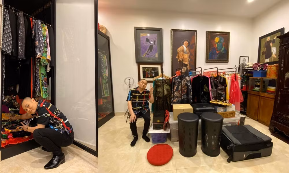 Sao Việt Xuân Hinh khoe phòng để đồ diễn của mình với phần lớn là những bộ áo dài đủ màu sắc và kiểu dáng. Nam nghệ sĩ hài hước viết: “Hơn tháng rồi không đi diễn, ở nhà nhìn vợ già ngán quá. Hôm nay lấy quần áo mốc ra phơi, tiện chụp hai cái ảnh để cúng mẹ “Phây búc” không mẹ cũng mốc nốt”.