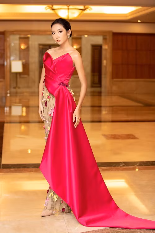 Người đẹp Thanh Khoa gây ấn tượng với thiết kế bắt mắt.