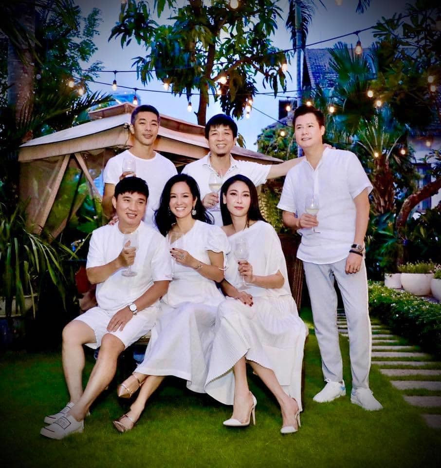 Trên trang cá nhân, ca sĩ Hồng Nhung vừa khoe loạt ảnh mới hội ngộ những bạn bè thân thiết sau thời gian cách ly vì dịch bệnh.