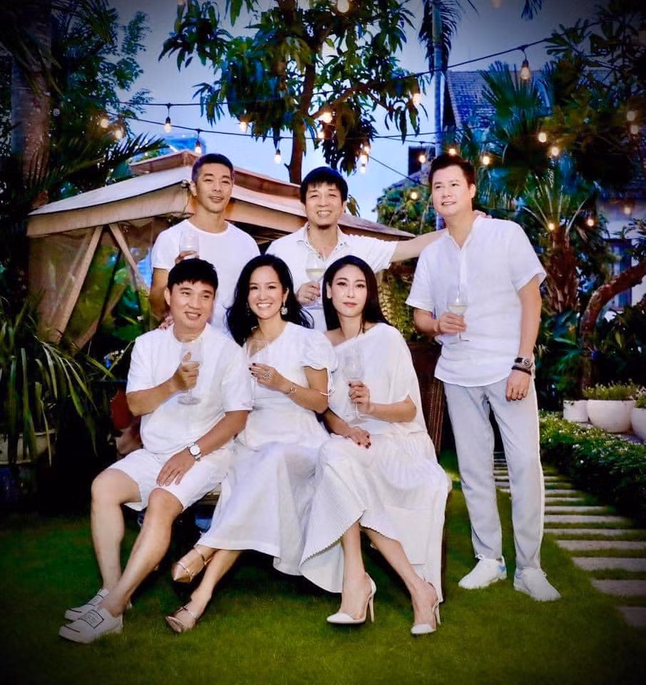 Trên trang cá nhân, ca sĩ Hồng Nhung vừa khoe loạt ảnh mới hội ngộ những bạn bè thân thiết sau thời gian cách ly vì dịch bệnh.