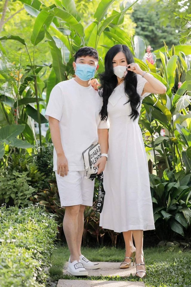 Quang Linh chụp ảnh cùng ca sĩ Hồng Nhung. Nam ca sĩ bày tỏ, lưu lại những hình ảnh làm kỷ niệm để nhiều năm sau vẫn nhớ.