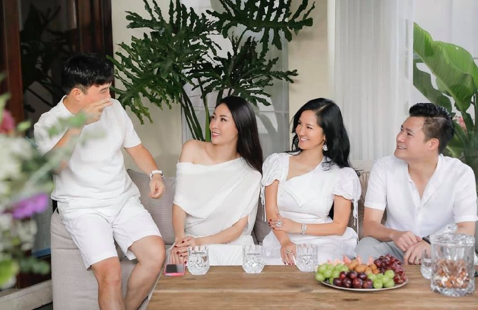 Chia sẻ về cuộc gặp gỡ, Quang Linh tếu táo: "Cười banh nhà người ta! May mà nhà kính cách âm, nếu không thì cũng banh luôn nhà hàng xóm".