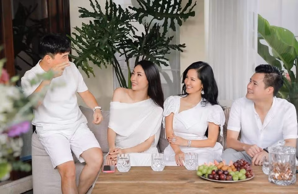 Chia sẻ về cuộc gặp gỡ, Quang Linh tếu táo: "Cười banh nhà người ta! May mà nhà kính cách âm, nếu không thì cũng banh luôn nhà hàng xóm".