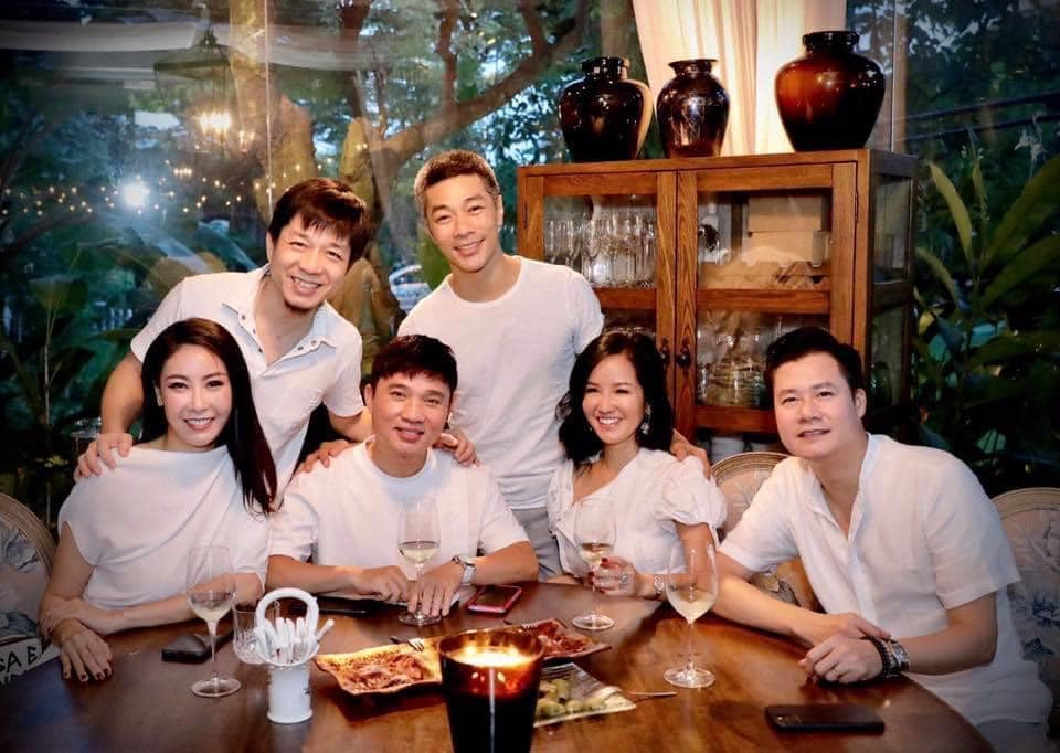 Nữ ca sĩ còn hài hước: "Cười nói như pháo rang từ chiều tới đêm mà vẫn chưa thỏa, đành hẹn tiếp cuối tuần này... nối tập 2".