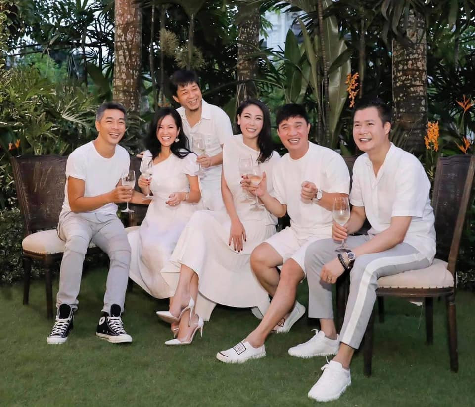 Nữ ca sĩ chia sẻ: "Chị, em cùng bạn quý và... cũ, từ vài thập kỷ, hẹn nhau quây quần mừng chị và hai con hết cách ly, chuyển sang cụng ly. Xa mặt mà không cách lòng. Đã hơn nửa năm rồi".