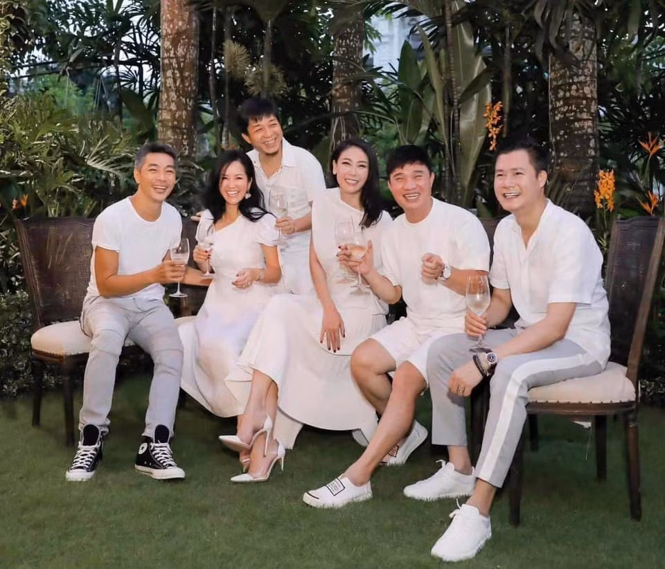 Nữ ca sĩ chia sẻ: "Chị, em cùng bạn quý và... cũ, từ vài thập kỷ, hẹn nhau quây quần mừng chị và hai con hết cách ly, chuyển sang cụng ly. Xa mặt mà không cách lòng. Đã hơn nửa năm rồi".