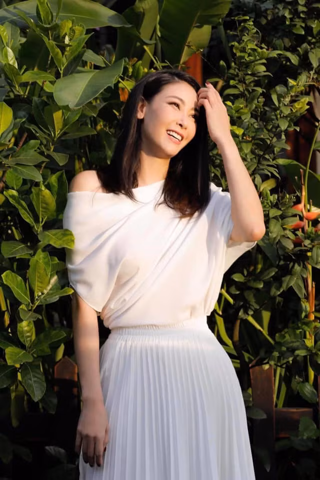 Hà Kiều Anh khoe nhan sắc rạng rỡ.