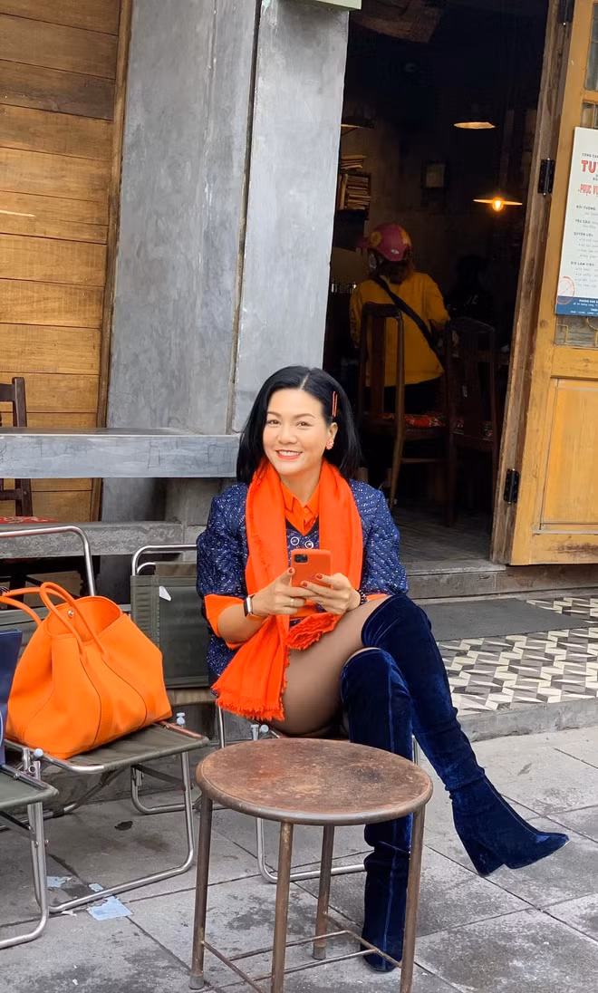 Từ trên phim tới ngoài đời, diễn viên Hoàng Xuân đều cho thấy sự trẻ trung trong phong cách ăn mặc.