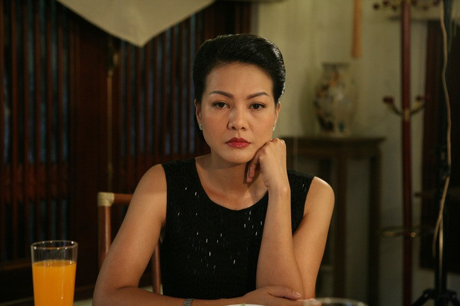 Những năm 2000, Hoàng Xuân bất ngờ bén duyên với nghề diễn. Cô tự tìm tòi, học hỏi chuyên môn chứ không tham gia trường lớp chính quy. Người đẹp có vai diễn ấn tượng đầu tiên trong Vị tướng tình báo và hai bà vợ. Phim dựa trên chuyện có thật về vị anh hùng tình báo huyền thoại, Thiếu tướng Đặng Trần Đức, tức Ba Quốc. Sau Vị tướng tình báo và hai bà vợ, Hoàng Xuân cũng để lại ấn tượng với vai diễn trong Cô gái đến từ Bangkok. Đây là phim dài 10 tập của series Cảnh sát hình sự, ra mắt năm 2004.