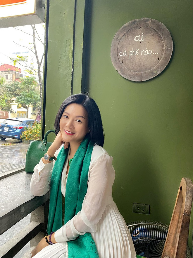 Ở độ tuổi U50, nữ diễn viên "Đừng bắt em phải quên" vẫn gây được sự chú ý vì nhan sắc trẻ trung. Hoàng Xuân cũng ghi điểm với lối diễn xuất tự nhiên và đài từ đa dạng khí sắc.