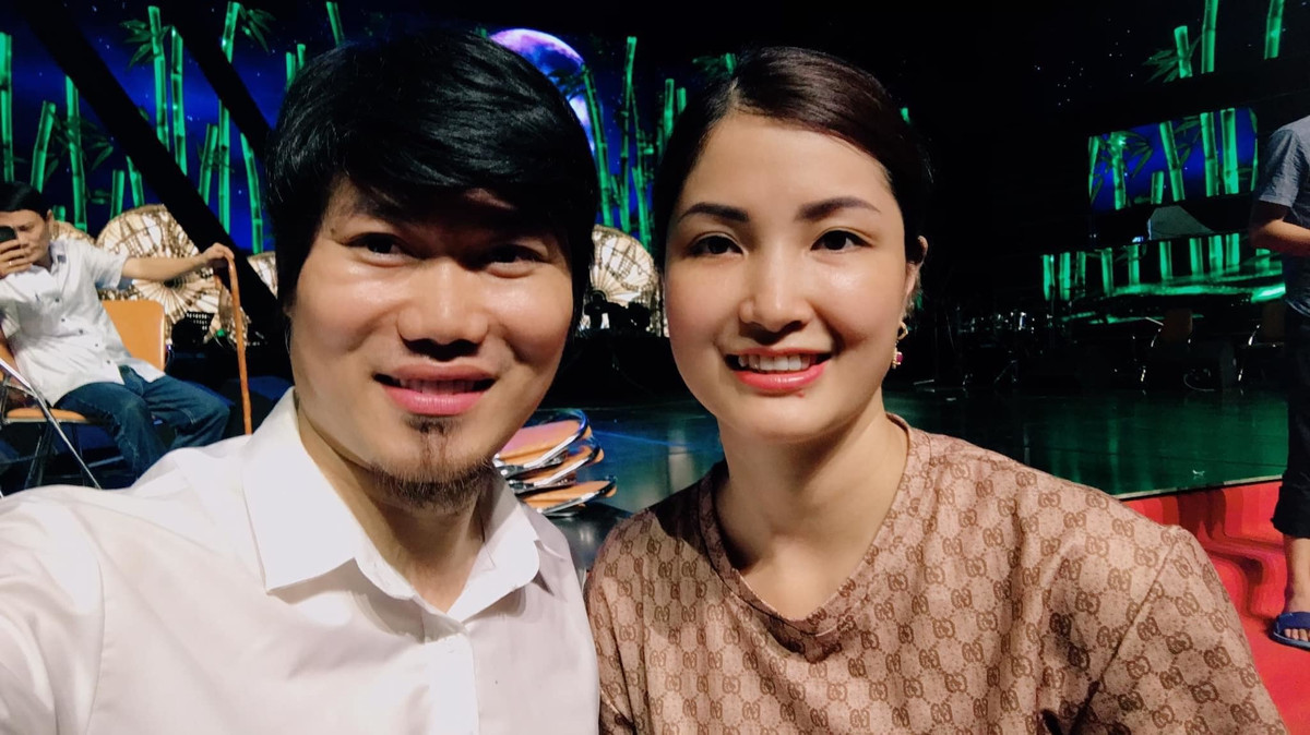 Nghệ sĩ Vượng Râu chia sẻ bức ảnh bên bà xã trẻ đẹp. Anh hóm hỉnh: "Năm ngoái liveshow kỷ niệm 22 năm em được đứng đứng lên sân khấu khi ấy em mới 3 con. Nay vợ chồng em 5 con".