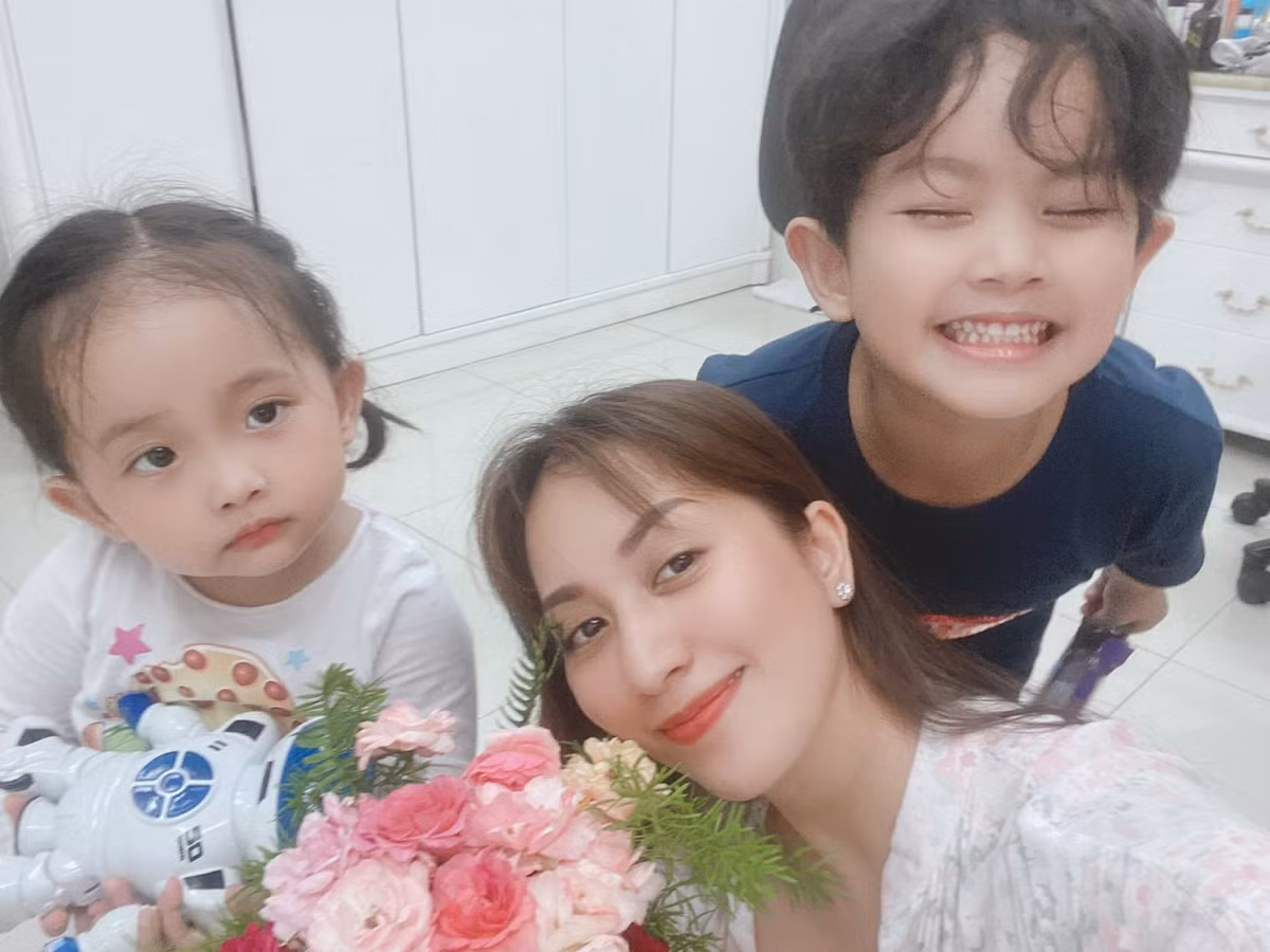 Sao Việt 25/6: Khánh Thi chia sẻ hình ảnh trẻ trung, nhí nhảnh bên 2 con đáng yêu. Nữ nghệ sĩ hài hước: "Mợ chảnh thì không cần cười, ai hơn hớn mặc ai".