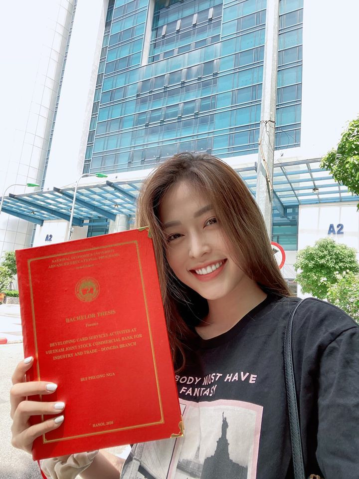 Á hậu Phương Nga rạng ngời trong ngày hoàn thành chương trình đại học.
