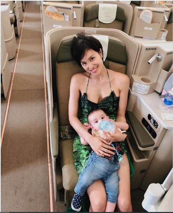 MC Phương Mai chụp ảnh bên con trai đầu lòng xinh xắn trên máy bay. Nữ MC tiết lộ đây là chuyến bay đầu tiên trong đời của con.
