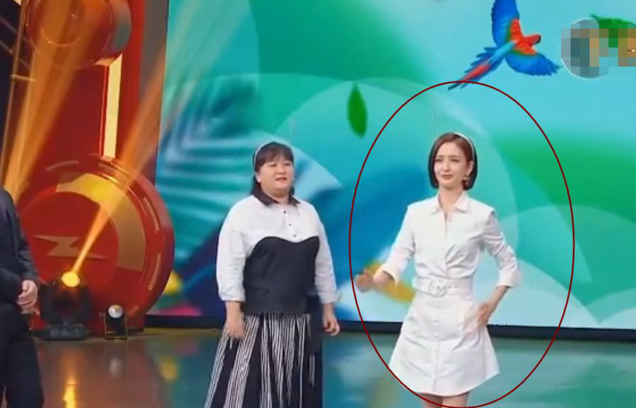 Đồng Lệ Á mặc chiếc váy trắng, gương mặt được trang điểm nhẹ nhàng, xinh đẹp. Sau đó, mỹ nhân Tân Cương cùng các nghệ sĩ tham gia chương trình thực hiện thử thách uốn người để nằm vào chiếc vali.