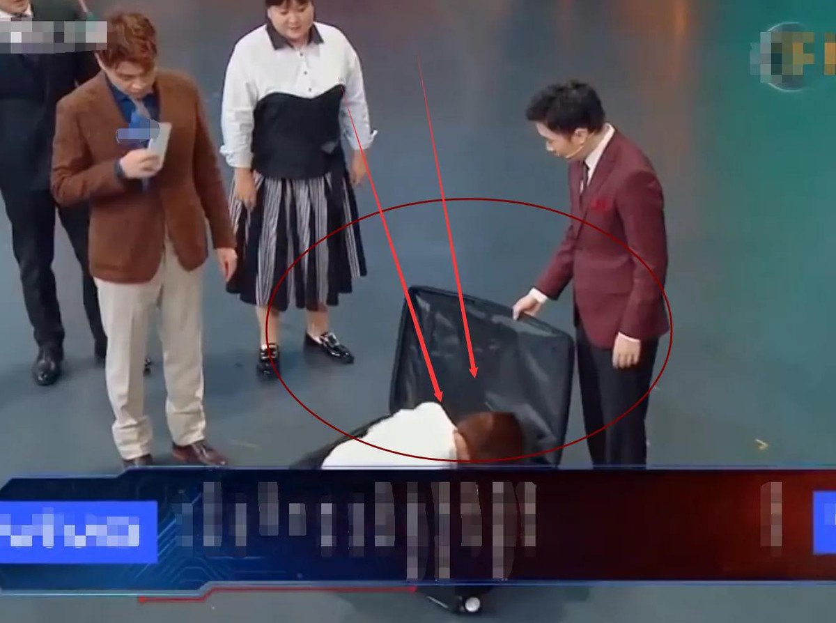 Đồng Lệ Á gây choáng cho khán giả lẫn các đồng nghiệp khi dễ dàng nằm vào vali. Thậm chí, ở 1 số góc quay, Đồng Lệ Á còn để thừa phần trống trong chiếc vali này.