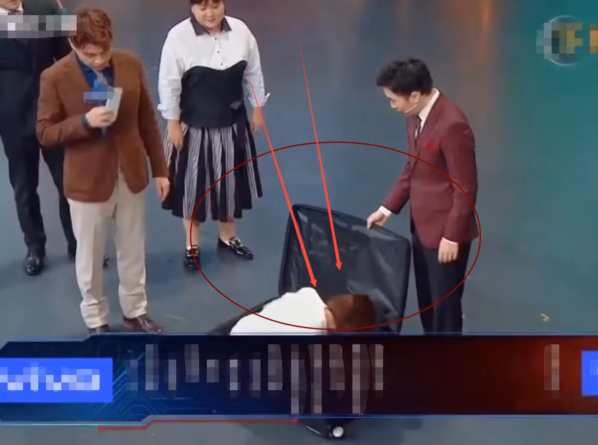 Đồng Lệ Á gây choáng cho khán giả lẫn các đồng nghiệp khi dễ dàng nằm vào vali. Thậm chí, ở 1 số góc quay, Đồng Lệ Á còn để thừa phần trống trong chiếc vali này.