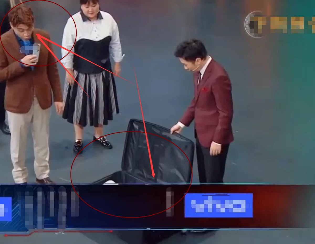 Kích thước của chiếc vali không lớn, nhìn cảnh Đồng Lệ Á đặt cả người vào vali nhẹ nhàng, nhiều khán giả đã bình luận rằng cô gầy đến mức đáng lo ngại.