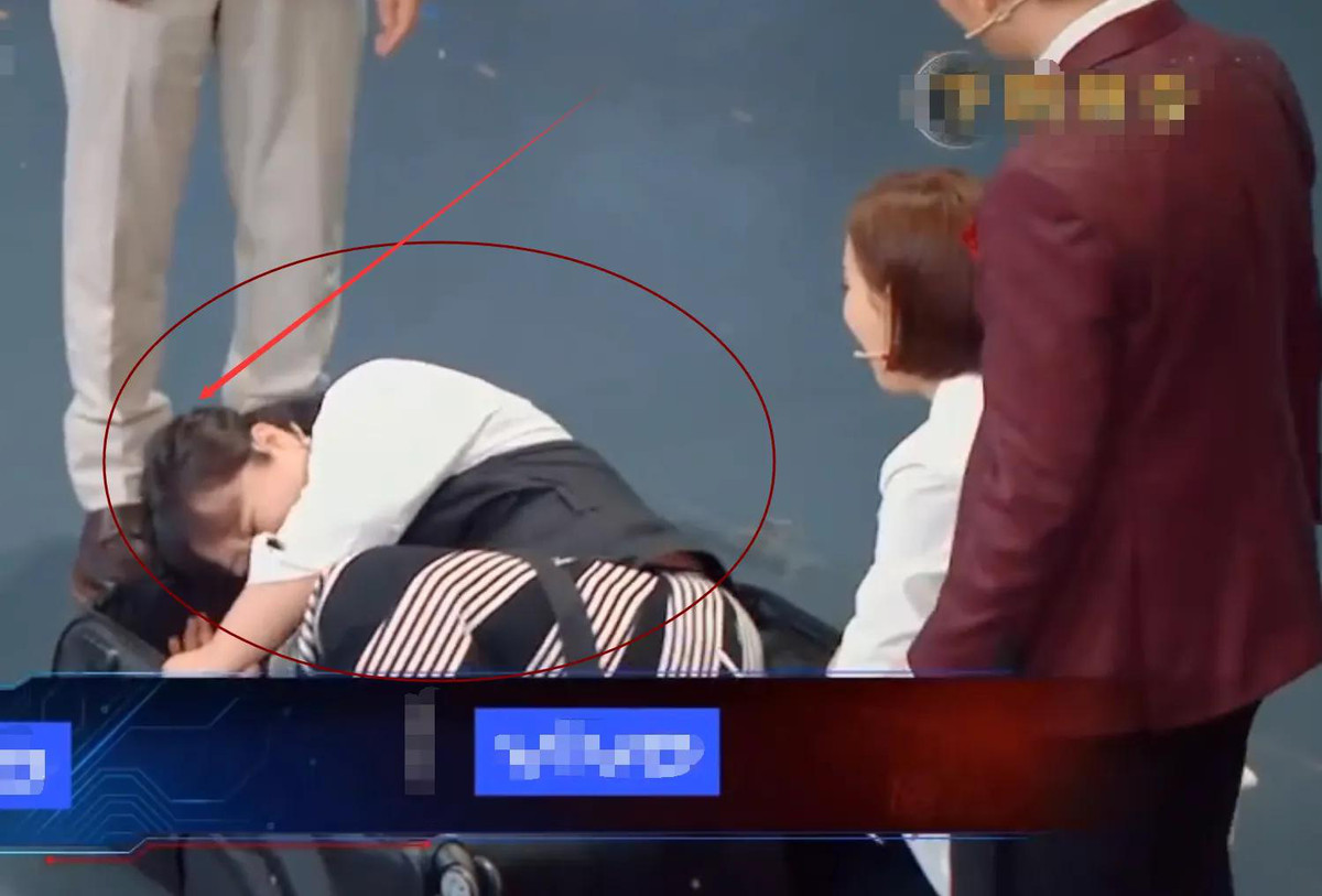 Giả Linh cũng thử làm giống Đồng Lệ Á nằm trong vali nhưng không được.