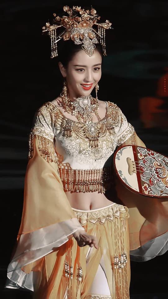 Hồi đầu năm 2020, Đồng Lệ Á từng đóng phim Quan hệ hoàn mỹ với Hoàng Hiên. Tuy được nhiều kỳ vọng sẽ tỏa sáng nhưng đến khi phim phát sóng, Đồng Lệ Á lại bị chê bai diễn xuất khoa trương. Chẳng là trong dự án này, Đồng Lệ Á đóng vai nữ nghiên cứu sinh Giang Đạt Lâm từ nước ngoài trở về để tiếp quản gia sản của bố. Giang Đạt Lâm có mối tình chua cay ngọt đắng với nhân viên quan hệ công chúng tài giỏi (Hoàng Hiên đóng). Tính cách của Giang Đạt Lâm được miêu tả là nhí nhảnh, đáng yêu. Tuy nhiên, chẳng hiểu Đồng Lệ Á nhìn nhận về nhân vật thế nào mà lại biến nó thành làm lố, khoa trương. Cô thường xuyên cười lớn, trợn tròn mắt với biểu cảm gây sợ cho người xem.