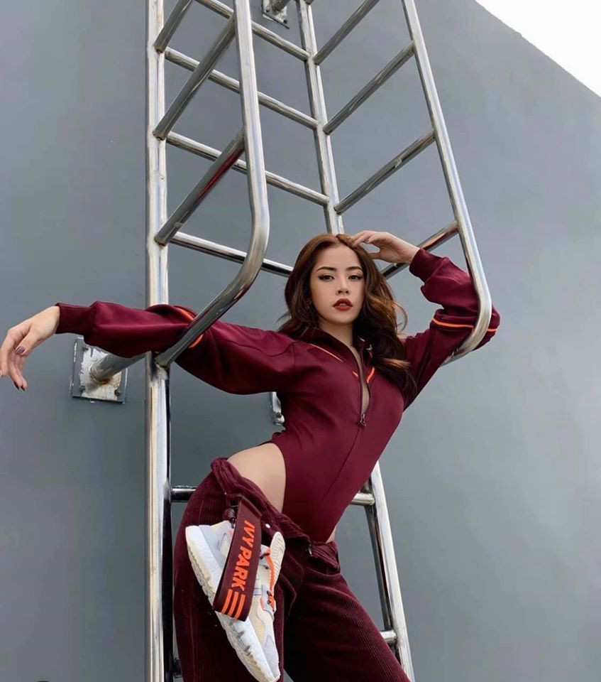 Từ hình ảnh hot girl chụp mẫu thời trang, Chi Pu dần khẳng định tên tuổi trên nhiều lĩnh vực. Cũng từ đó, phong cách thời trang của mỹ nhân Hà Thành cũng dần chuyển hướng sexy. Mới đây, 9X lại khiến dân tình trầm trồ trước màn lên đồ táo bạo.