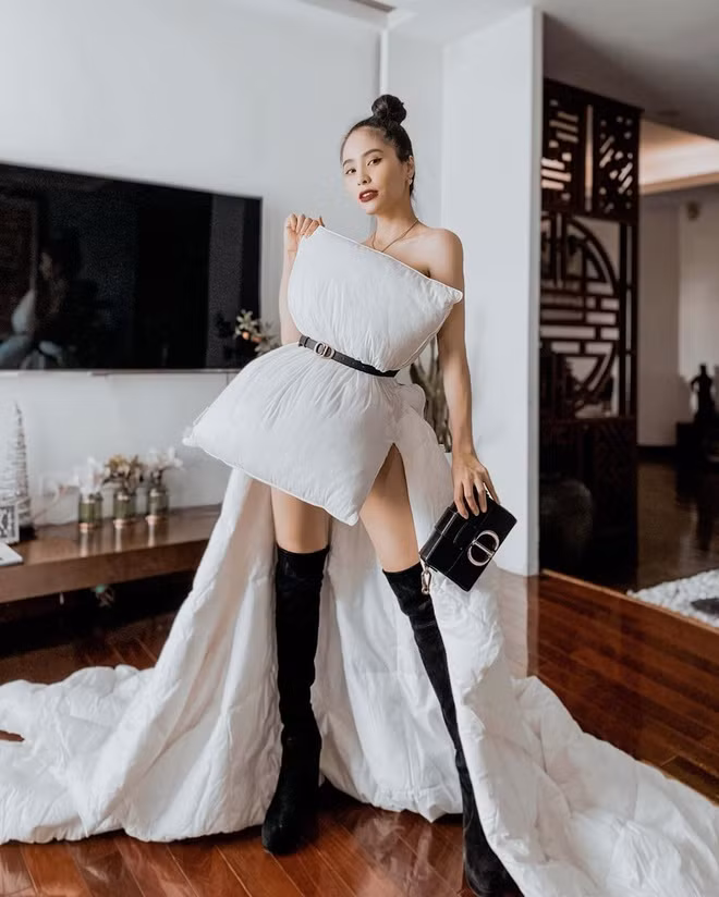 Ca nương Kiều Anh nhận được nhiều lời khen của khán giả với màn hưởng ứng trào lưu lấy gối làm váy khá kì công. Không chỉ dùng gối, cô thêm phụ kiện chăn phía sau và đi kèm túi xách, boots cao cổ.