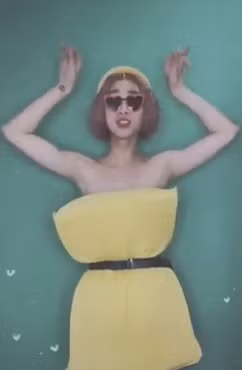 Không đăng ảnh giống số đông, nam diễn viên quay clip ngắn để bắt trend. Anh dùng gối vàng và tạo dáng gợi cảm.