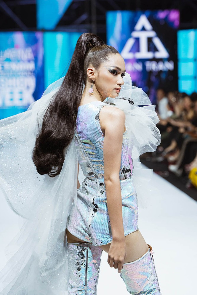 Một nhà thiết kế từng tiết lộ: "Cát-xê để tôi mời được Hương Giang cực khủng và có thể sắm được một chiếc túi Hermes"