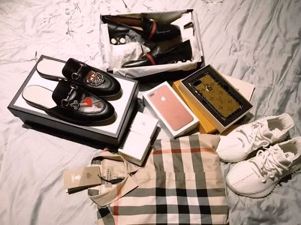 Hầu hết các thương hiệu lừng danh thế giới đều có mặt trong tủ đồ của người đẹp như Versace, Chanel, Dior, Yves Saint Laurent, Hermes, Dolce &amp; Gabbana…. và đặc biệt, Hương Giang sở hữu khá nhiều món đồ của "ông lớn" Gucci.