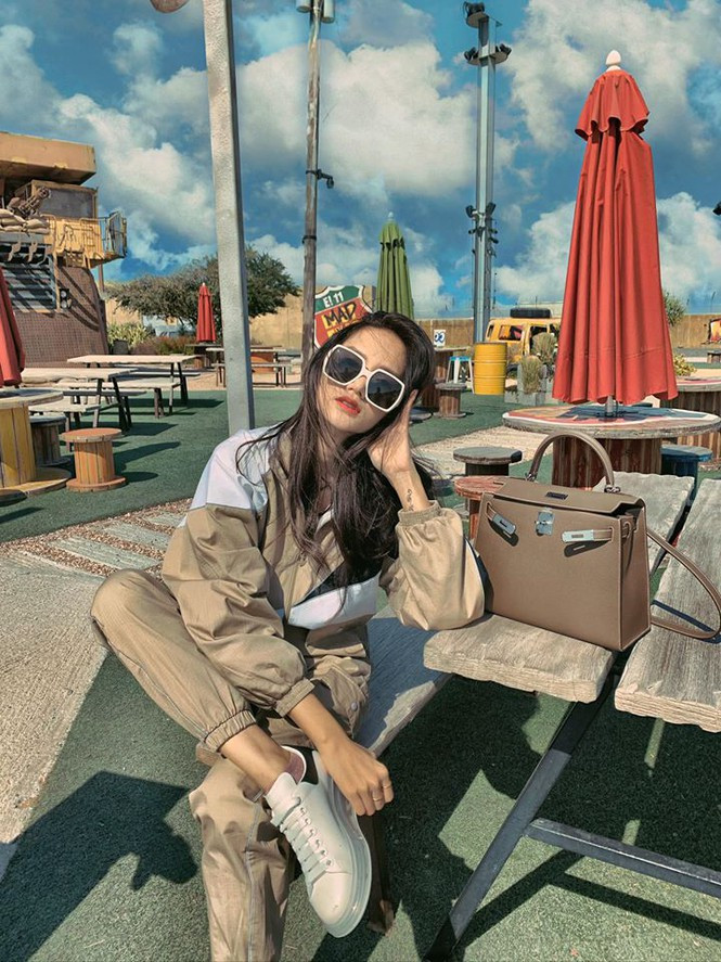 Không chỉ gây sốt với album cực ngầu tại Bali...