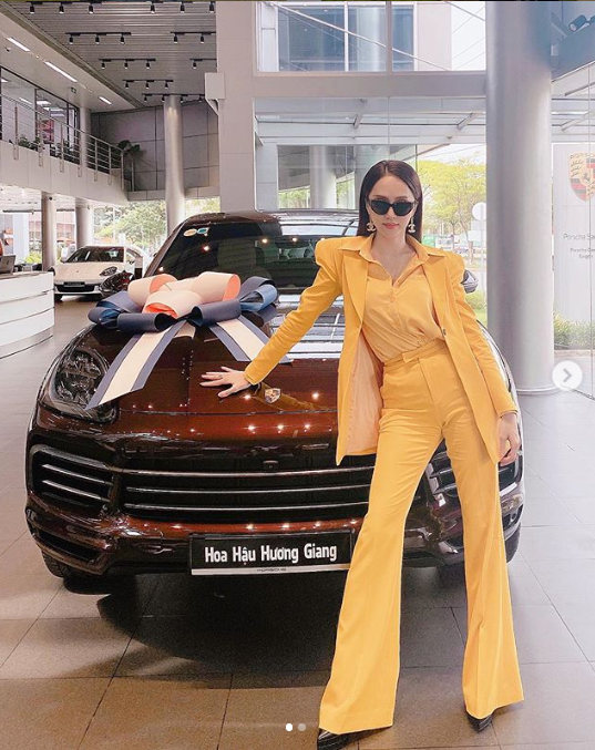 Thêm đó, người đẹp tậu xế hộp màu nâu ánh kim vô cùng sang trọng. Đây là xế hộp thuộc dòng SUV hạng sang cỡ lớn có giá gần 5 tỉ đồng. Đây là chiếc ô tô thứ 4 nữ ca sĩ sở hữu.