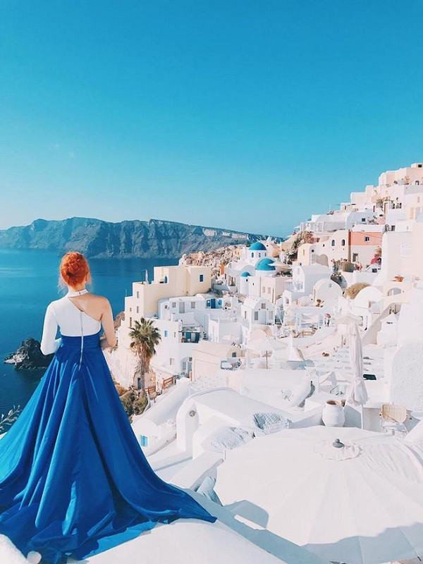 ... Hương Giang Idol khiến dân chúng đổ gục trước sắc vóc hóa công chúa tuyết trong thành phố Santorini thơ mộng. Trước cuộc sống xa hoa mỹ mãn của bà hoàng giải trí, mạng xã hội xuất hiện nhiều tin đồn về mức lương của hoa hậu Hương Giang.