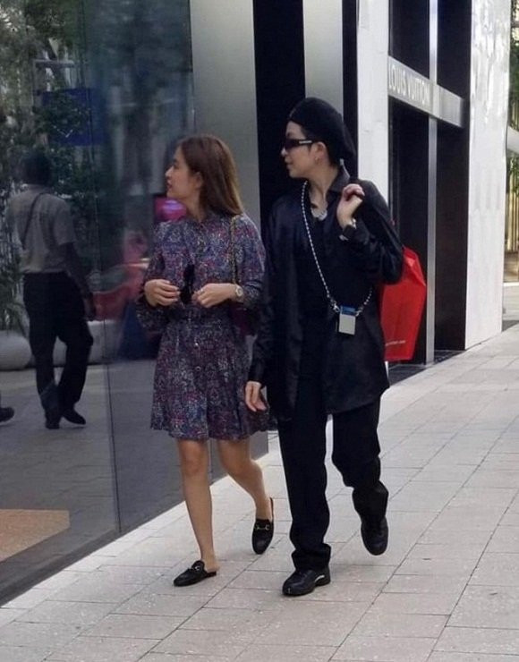 Những ngày qua, Gil Lê tạm gác công việc để tháp tùng người tình tin đồn sang Mỹ tham dự sự kiện. Tại đây, cả hai bị bắt gặp cùng nhau đi mua sắm.