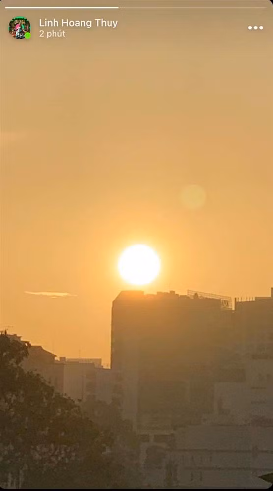 Sau khi Gil Lê đăng ảnh đón bình minh thì giọng ca "Để Mị nói cho mà nghe" check-in tại một địa điểm tương tự.