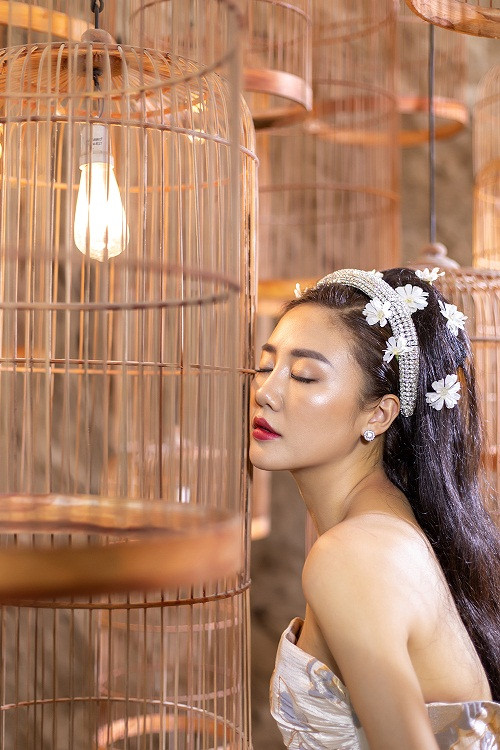 Với bài hát nói về những cảm xúc khi trải qua một cuộc tình buồn, Văn Mai Hương cùng Hứa Kim Tuyền đã mang đến cho khán giả một bản phối hoàn toàn mới, da diết và cảm xúc hơn.