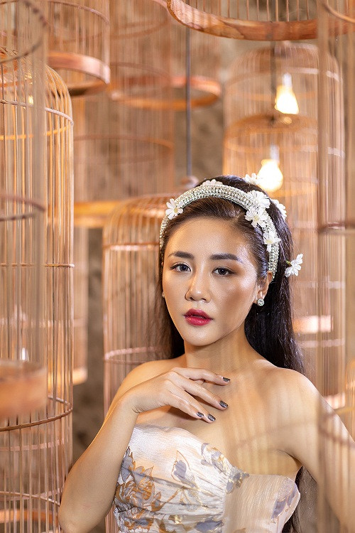 Trong MV cùng tên, Văn Mai Hương xuất hiện với hình ảnh của một cô gái xinh đẹp, quyến rũ.