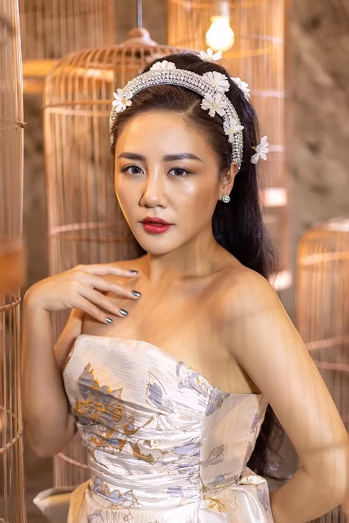 Đúng ngày lễ tình nhân 14/2, ca sĩ Văn Mai Hương chính thức trình làng sản phẩm âm nhạc mang tựa đề “Tình lãng phí”.