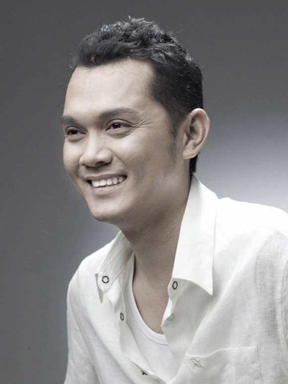 Nghệ sĩ Hữu Châu khoe ảnh thời trẻ: "Tụi nó mới đăng hình tụi nó lên. Xời...Xí...Không thể nào tụi nó đẹp hơn thầy tụi nó được. Thầy tụi nó đẹp trai hơn nhiều... Xời! Há há há".