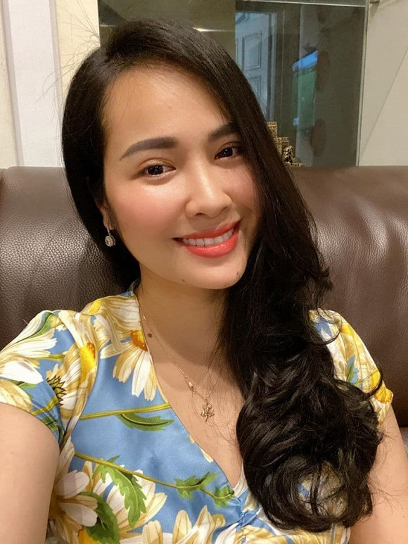 'Khi bạn từ một con kiến trở thành một con voi, thì tảng đá to lớn đã từng chặn đường khiến cho bạn không thể vượt qua nổi ấy, hóa ra chỉ là một hạt cát bé nhỏ nằm dưới gót chân bạn mà thôi. Khi đã bước qua ngưỡng cửa trẻ trung nhiệt huyết, hãy đủ bình tĩnh và trí tuệ để nhận ra giá trị quan trọng nhất của đời mình...Thân tâm an lạc", ca sĩ Minh Hiền trải lòng.