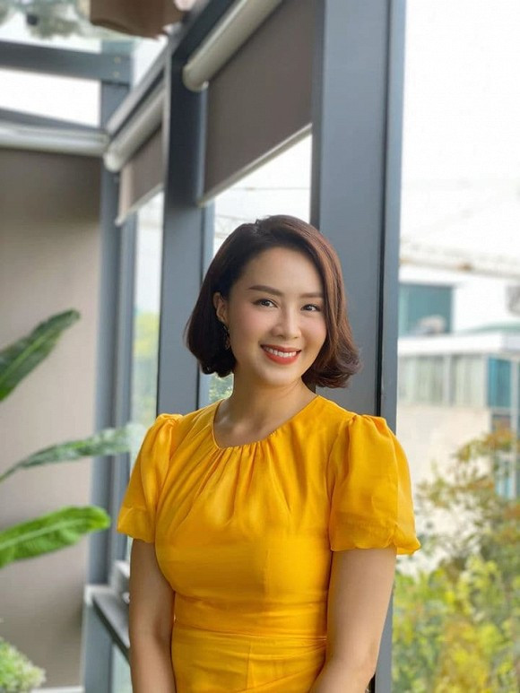 Diễn viên Hồng Diễm khoe tóc mới giúp cô trẻ trung hơn: "Luôn mỉm cười may mắn sẽ tới! Em post nhiều ảnh cho mọi người quen tóc mới nhé...hihi".