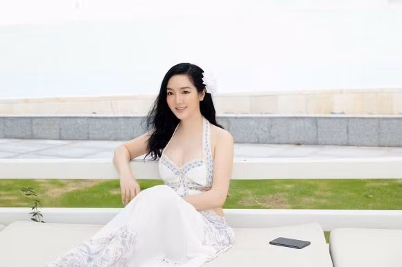 Hoa hậu Đền Hùng Giáng My tận hưởng chuyến nghỉ dưỡng ở gần biển: "Đừng ví em là biển, em chỉ là em thôi".